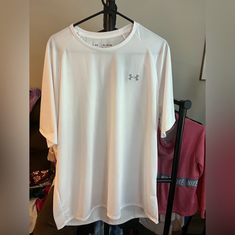 MSRP $25 MENS XL UNDER ARMOUR TEE